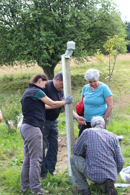 Installation du poteau, avec l'aide des participants au projet - crédit : Geoffrey Le Tocquet